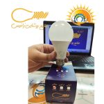 لامپ حبابی زانیس 12 وات پایه E27 در دست برای نمایش ابعاد