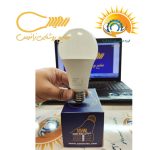 لامپ حبابی زانیس 15 وات پایه E27 در دست برای نمایش ابعاد