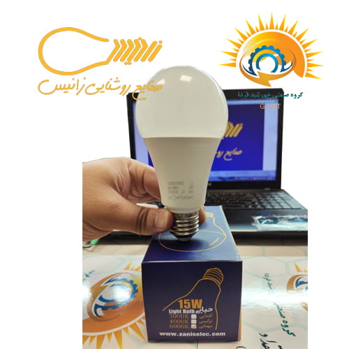 لامپ حبابی زانیس 15 وات پایه E27 در دست برای نمایش ابعاد