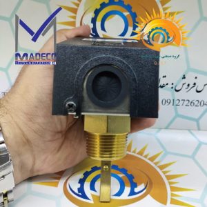 نمای روبروی فلو سوئیچ تیغه ای MADECO MDFS1 16 بار در دست
