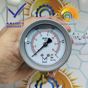 صفحه ۶۳ میلی‌متری عقربه‌ای پرشر گیج ۰ تا ۱ بار مدکو مدل PI52T4 نمای روبرو در دست
