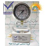 مانومتر مدکو مدل PI52T4 رنج ۰ تا ۶۰ بار ایستاده روی جعبه بسته‌بندی با ضمانت تعویض